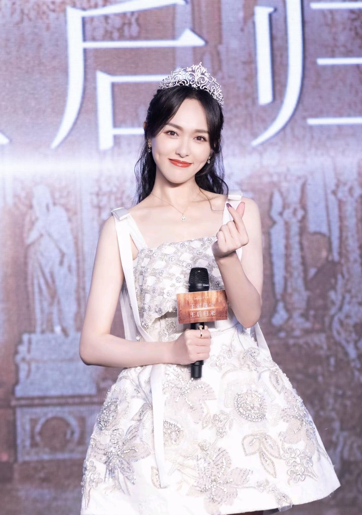 唐嫣一袭白裙搭配王冠亮相活动，是从童话里走出来的王后本人了，这状态也太绝了[赞]
