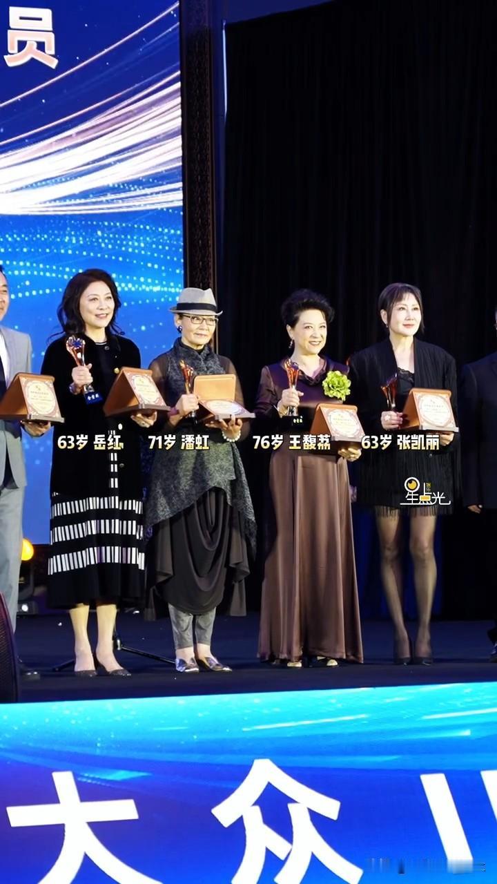 63岁张凯丽彻底放飞自我了，黑丝高跟鞋齐刘海[吐舌头眯眼睛笑]张凯丽让我们穿足力健，自己