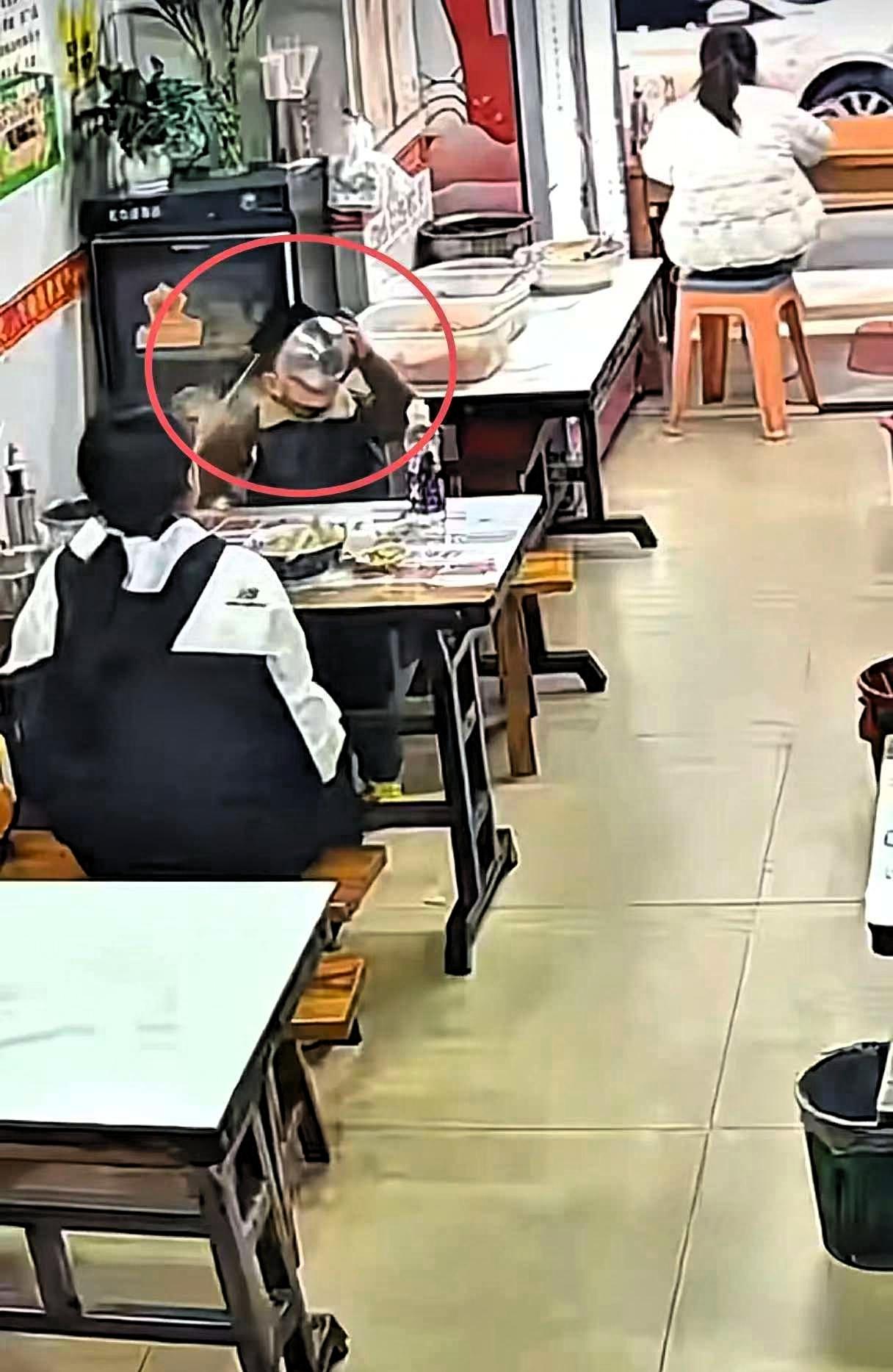 男孩一句话火上人民日报了！男孩和妈妈去店里吃牛肉粉，孩子端起碗连汤都喝个精光，离