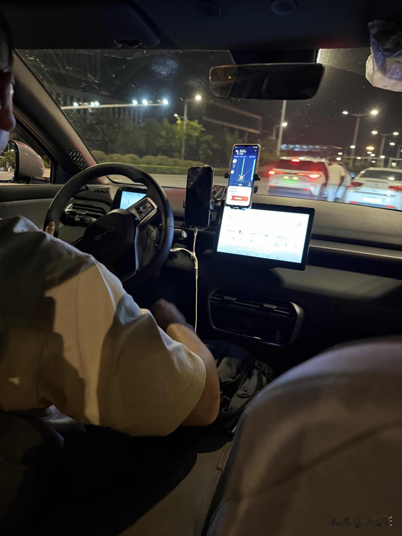 3W公里，电量掉了大半截，师傅“电车软肋”坐网约车碰到一师傅，师傅说“他之前