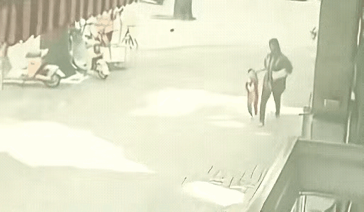 女人贩子在大街上明目张胆的抢孩子，无法无天，丧心病狂，这影响也太恶劣了！被抢的这