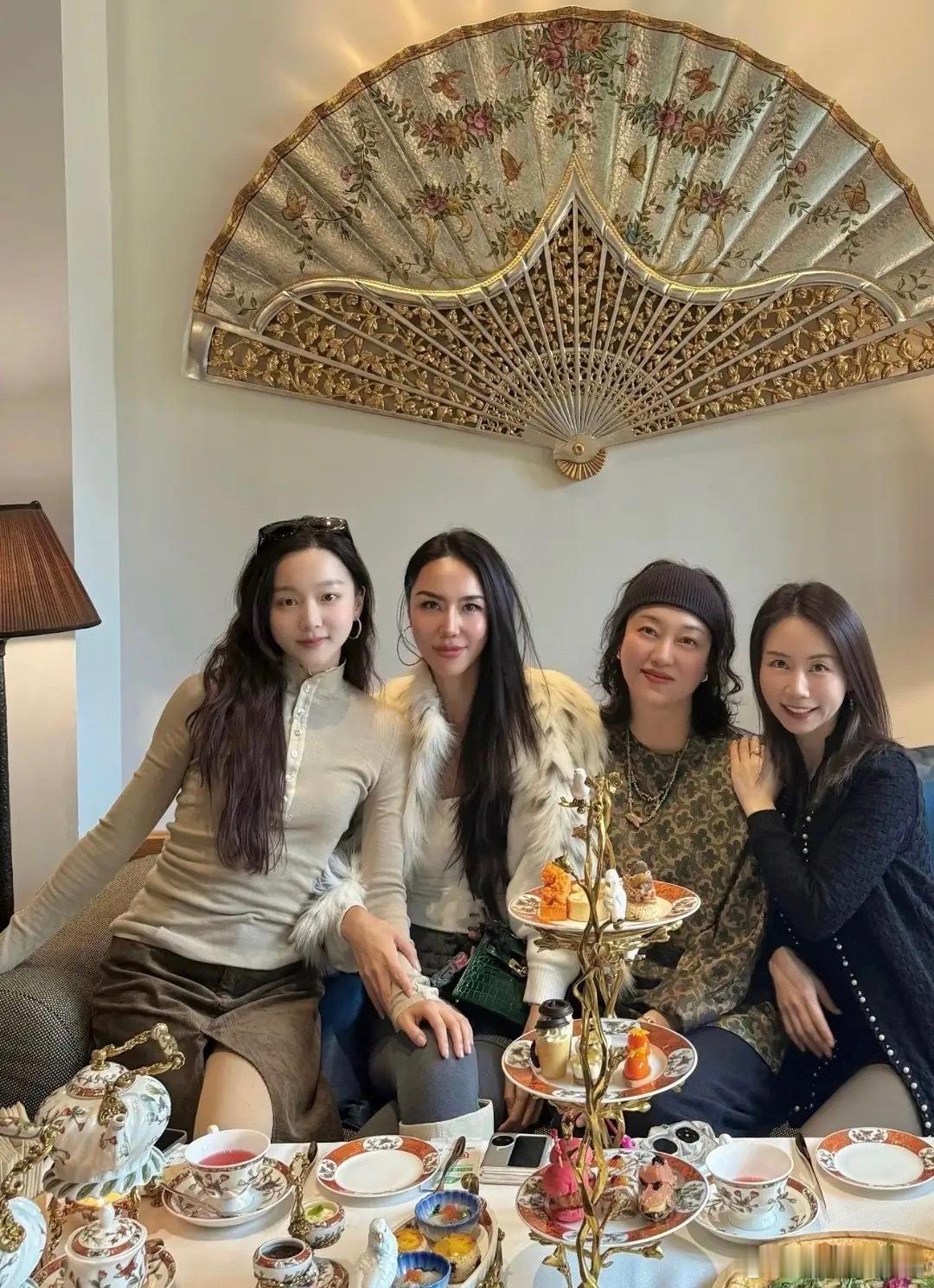 马龙老婆带儿子滑雪！夏露蹲在雪地里托脸自拍，又白又美。带娃后还和闺蜜团喝下午茶，