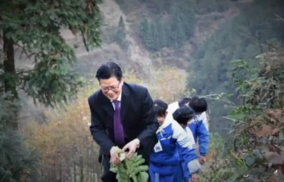 2016年，杭州一校长退休，拒绝百万年薪，前往山区支教，谁知，半年后，学