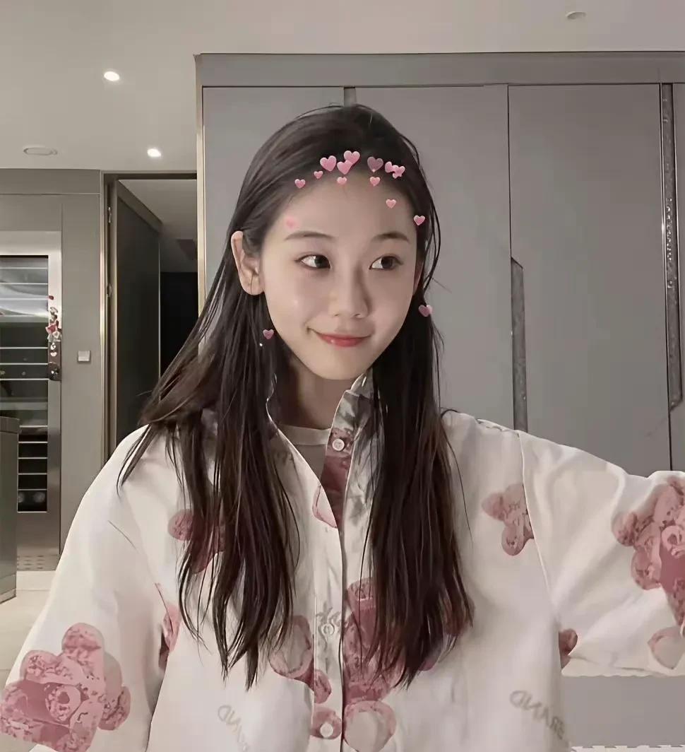 原来这就是郑恺小姨子！家人们我刚刷到她视频，直接被圈粉了！99年的小姑娘也太亮