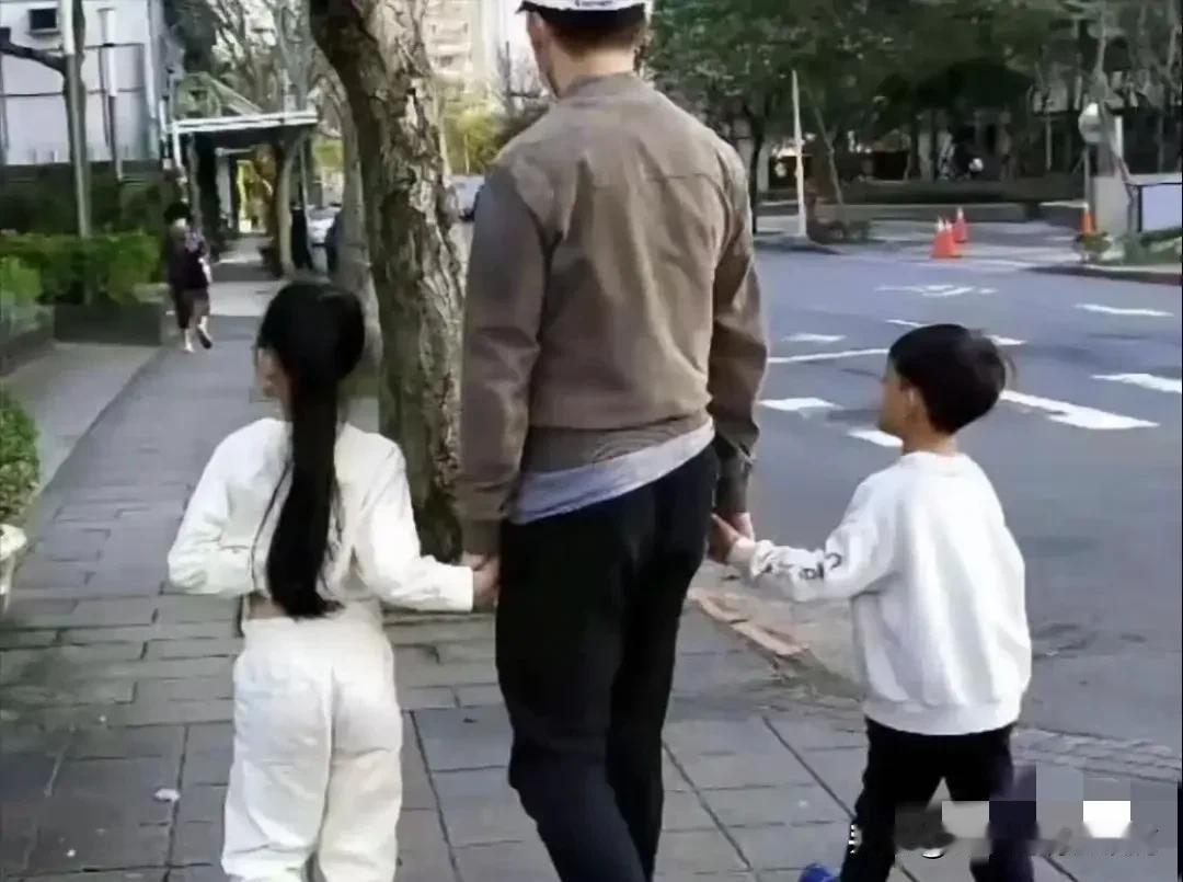 S妈一听孩子们要跟着汪小菲回北京过暑假！立马就出来找事。又是说自己需要人陪，