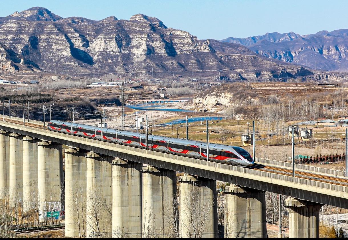 很多人会问，中国高铁为啥不贴地面修？非要架在空中，看着就浪费钱。其实这不是随便决