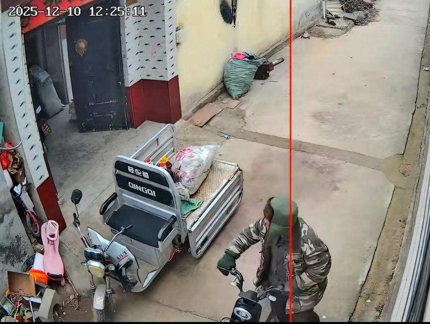 事发山东沂水，一大爷路过顺手牵羊偷走20斤油。刚刚榨好的花生油，大娘把三轮车停在