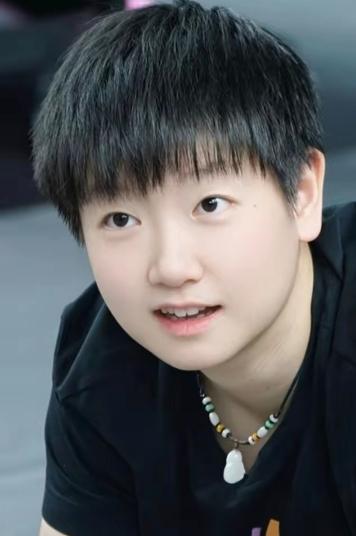 莎莎懂事的让人心疼，她有一个幸福温暖的家，有爸爸妈妈的疼爱宠爱。在她自己脚扭伤已