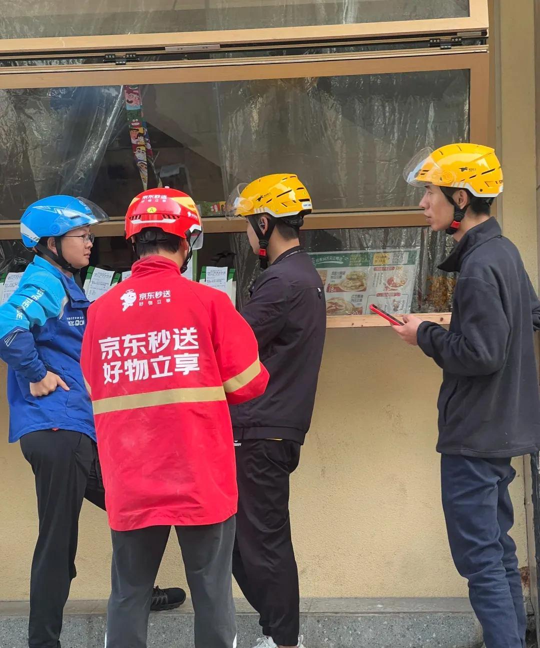大家有没有发现这样一个问题——满大街穿红衣服的京东外卖小哥特别少？自从刘强东强