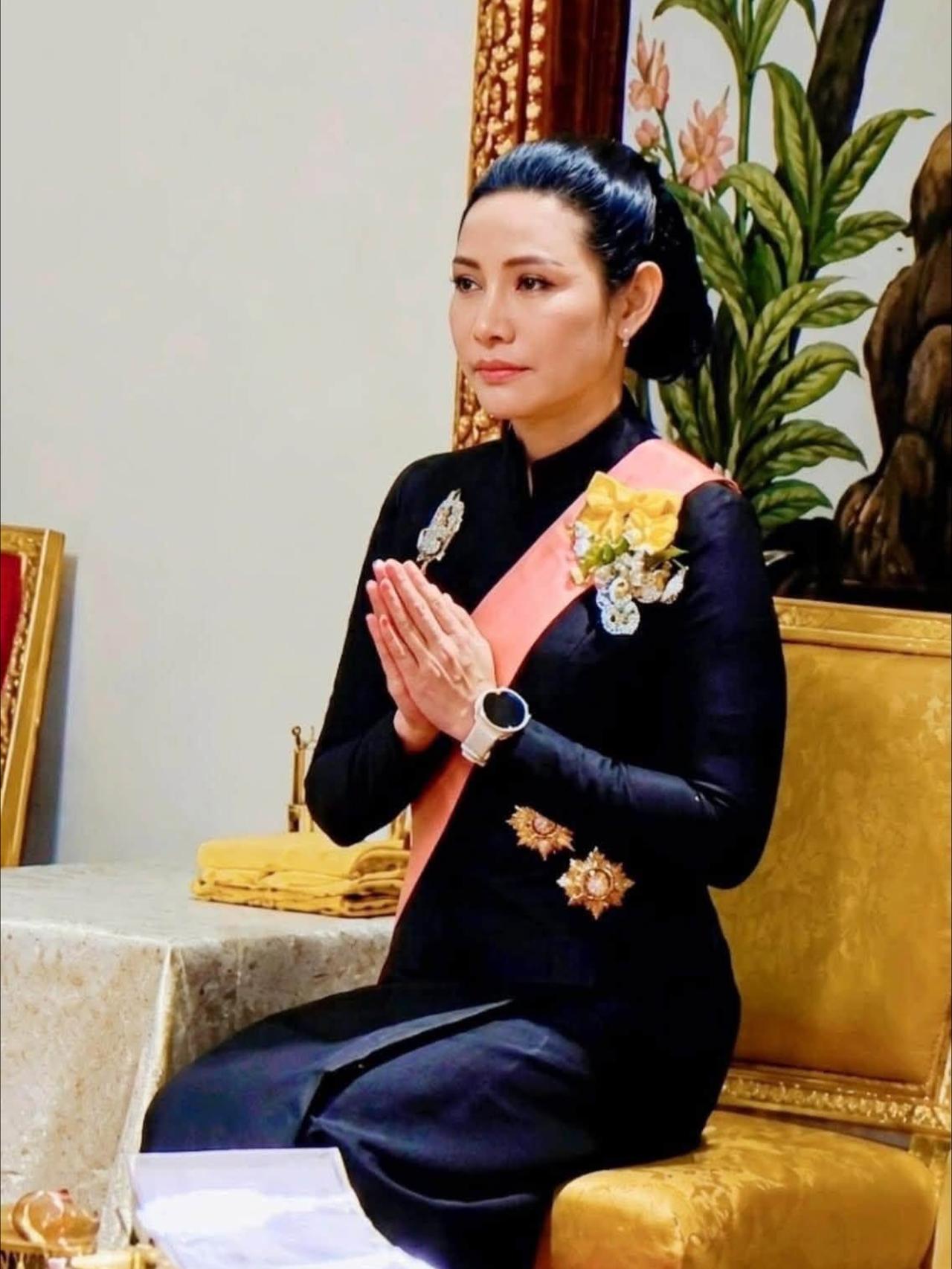 诗妮娜颜值重回巅峰，身穿黑丧服仙气飘飘诗妮娜之前神隐了半年，人在德国。那段时间