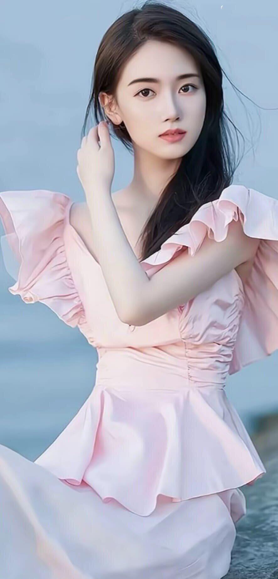 笑话：医生给一位爱玩手机的患者开医嘱：“减少看手机时间，多看看周围的人和风景。”
