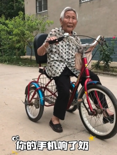 这个老太太火了！河南，90岁老奶奶身体倍棒，经常三轮车满村溜达，然而在外地工作的