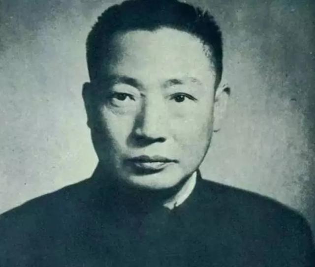 1949年的一天，一队解放军战士正在上海街头巡逻，突然有个满身酒气的男人冲过来，