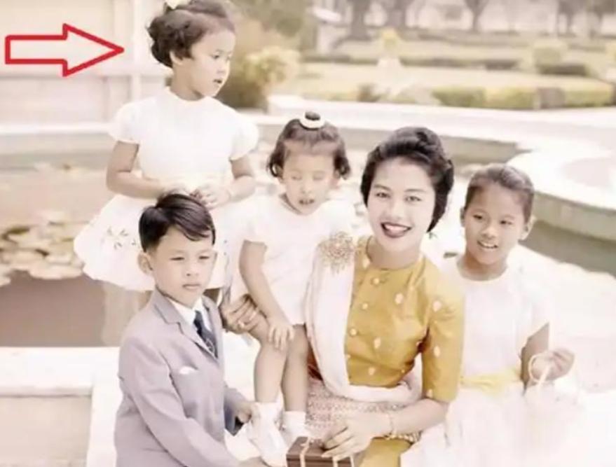 诗丽吉仨女儿一起为母亲守灵，大女儿贵气，小女儿时髦，二女儿朴实无华！10月30日