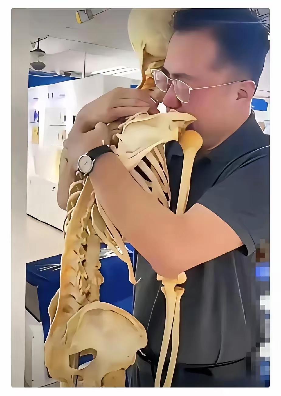 一名中年男子，抱着一架骨骼，泪流满面。他一边痛哭，一边喊着：“老师，我回来了！我