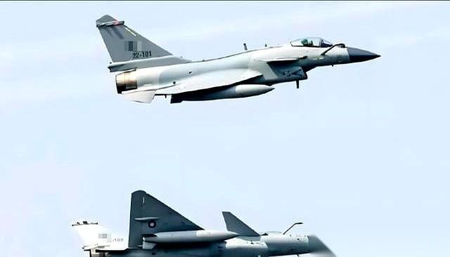 网上有人说，把咱们的歼10CE送去平壤，是步妙棋。我告诉你，这根本不是送飞机。