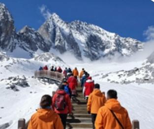 玉龙雪山景区位于云南省丽江市玉龙纳西族自治县境内，以冰川地质景观、雪山森林草甸、