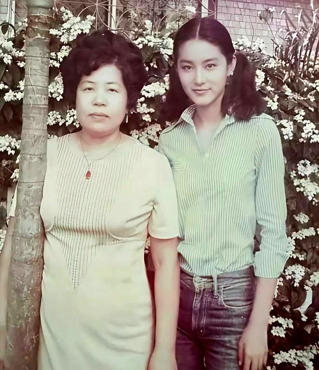 不得不说，林青霞真是中了基因。她父亲帅气有型，母亲相貌平平，结果她能精准地把