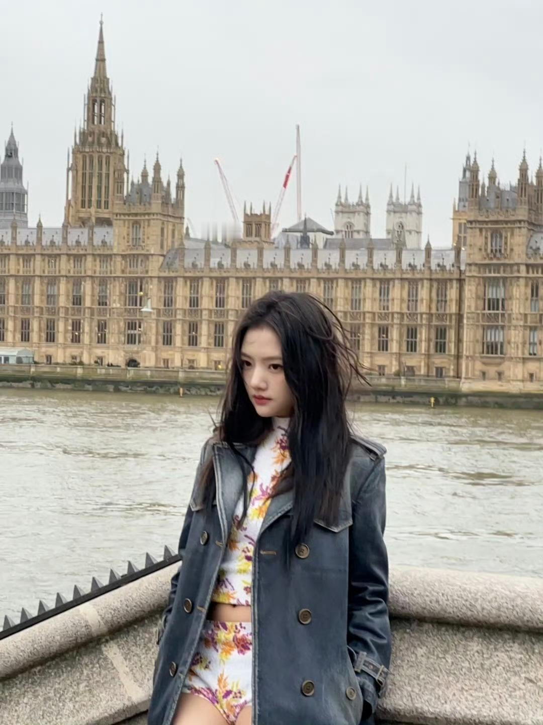 任敏伦敦秀场生图状态任敏风衣搭配花卉辣妹套装敏敏子这波伦敦杀疯了！风衣裹着花卉