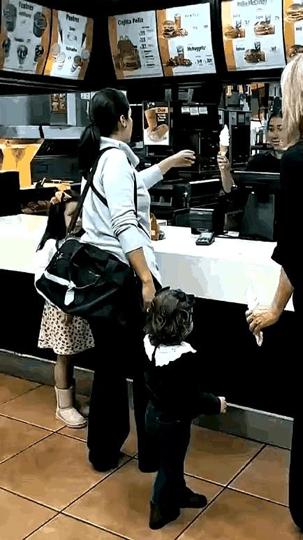 你有没有想过，平时咱给孩子讲一百遍道理，可能还不如自己做一件事管用？我刷到个事