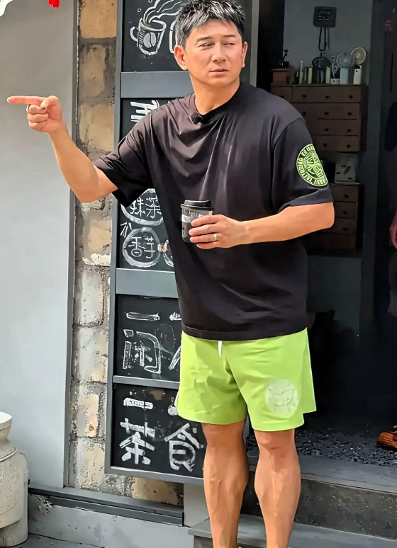 我终于捋顺了一个事儿，为啥刘诗诗和吴奇隆总被传分手！瞧瞧这54岁的老爷子