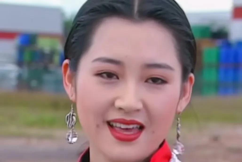 这是许晴年轻的时候，这圆圆肉肉的脸，妩媚的大眼睛，一对小梨涡微微一荡都要把人给迷