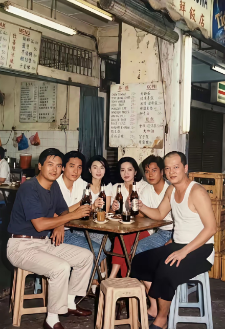 没想到周润发、张曼玉这样讲究的人，会在露天脏乱差的大排档吃饭。不过仔细想想，这才