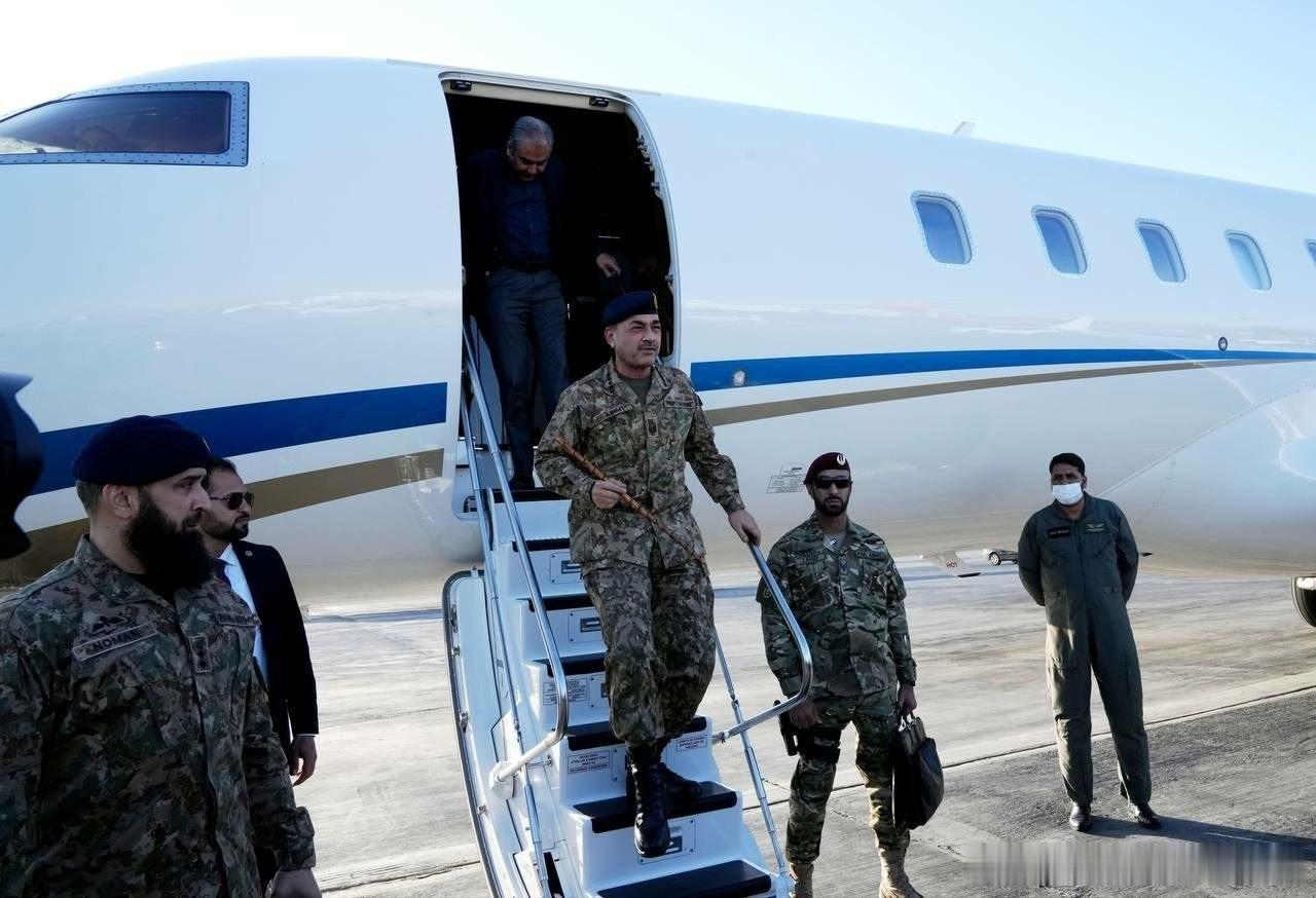 巴媒称巴基斯坦军队总司令兼陆军参谋长穆尼尔4月15日到访伊朗期间，巴基斯坦空军战