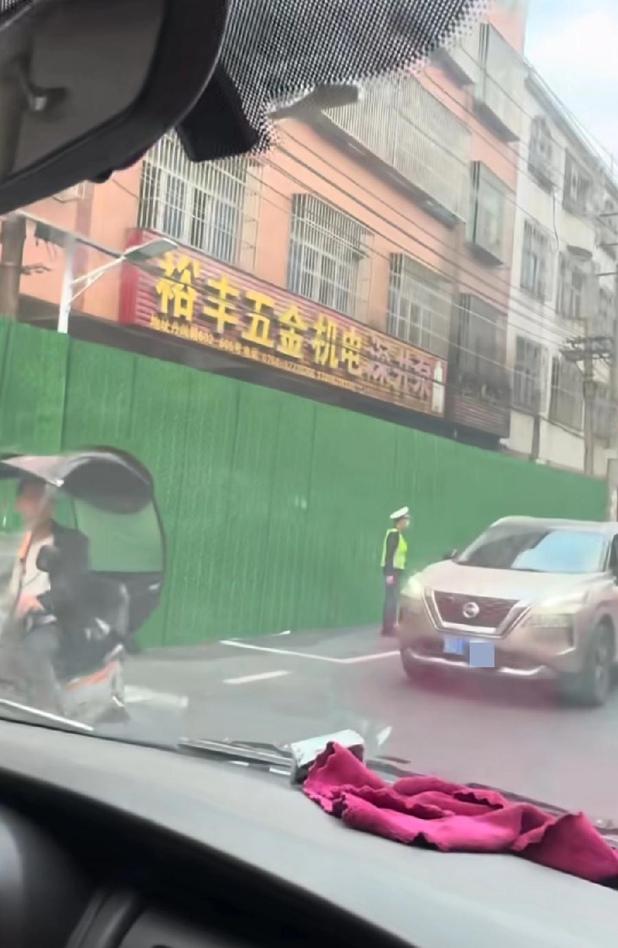 汕头五金店火灾后，当地网友开车路过，被施工绿铁皮围挡遮住，有交警站岗，消防救援车