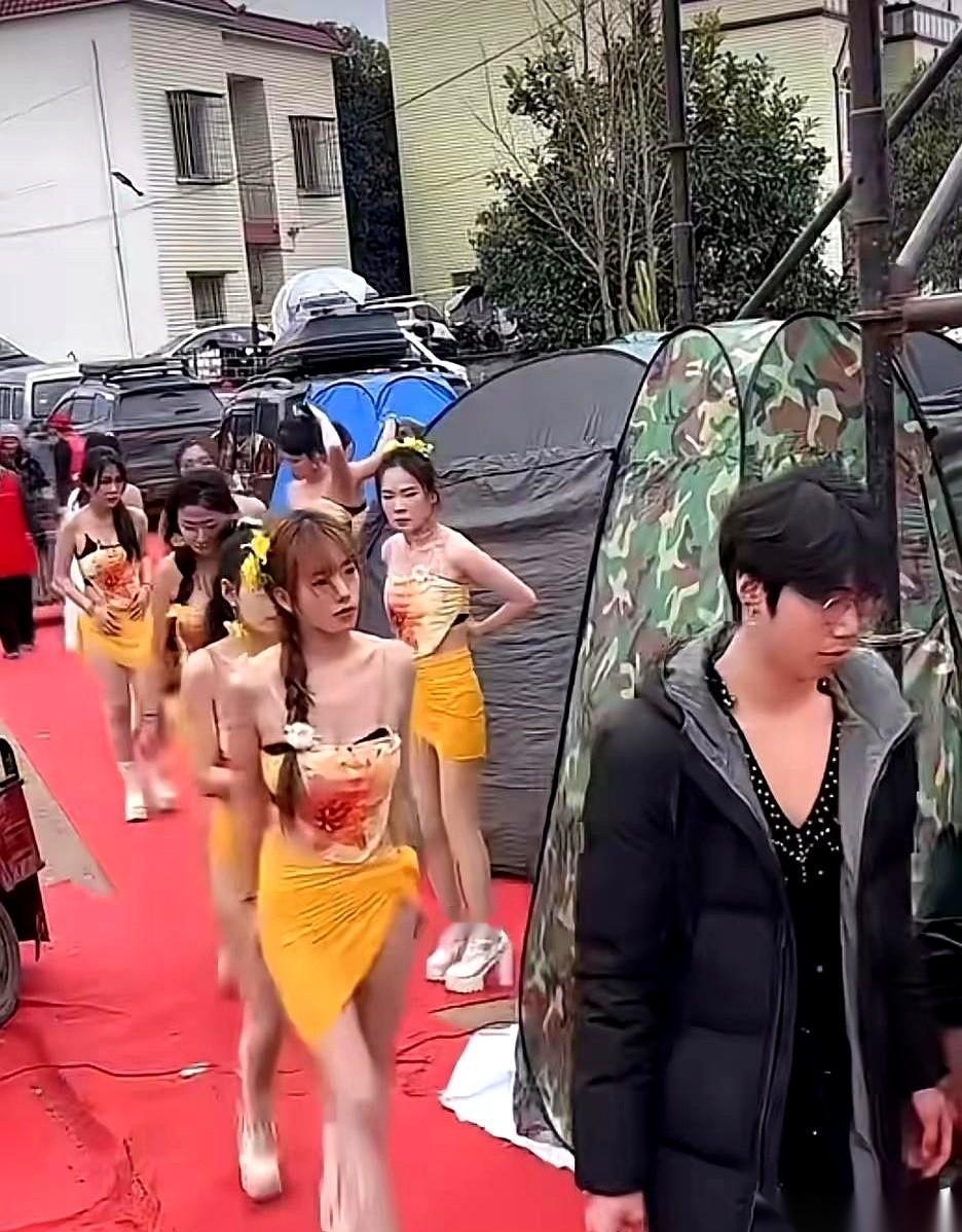 九十岁大寿，儿子大手一挥，12个女人直接冲进重庆山村老人的寿宴。扭腰，摆胯，彩带