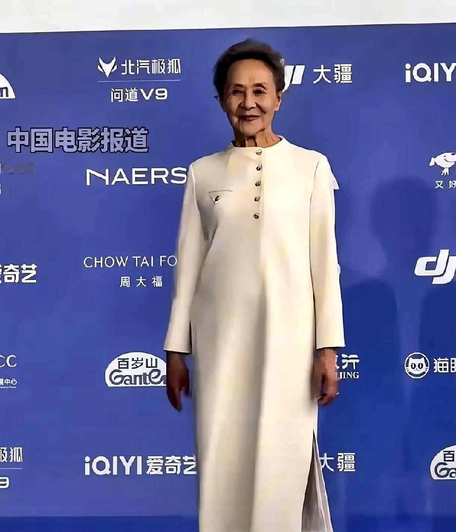 87岁的吴彦姝，一身素白裙子，不染发不修图，就这么走上红毯了。网上有人说