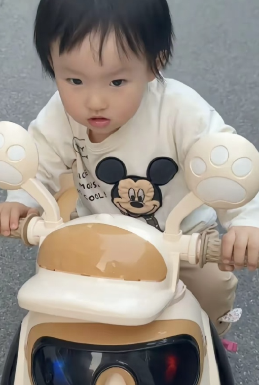 让孩子活在阳光下，还是消费她赚流量？闪闪长大上网一看，童年全在热搜里。这母爱，代