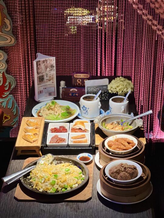 🌿广州花园酒店荔湾亭｜在花艇上吃茶点也太会了！ 被朋友安排在花艇位时...