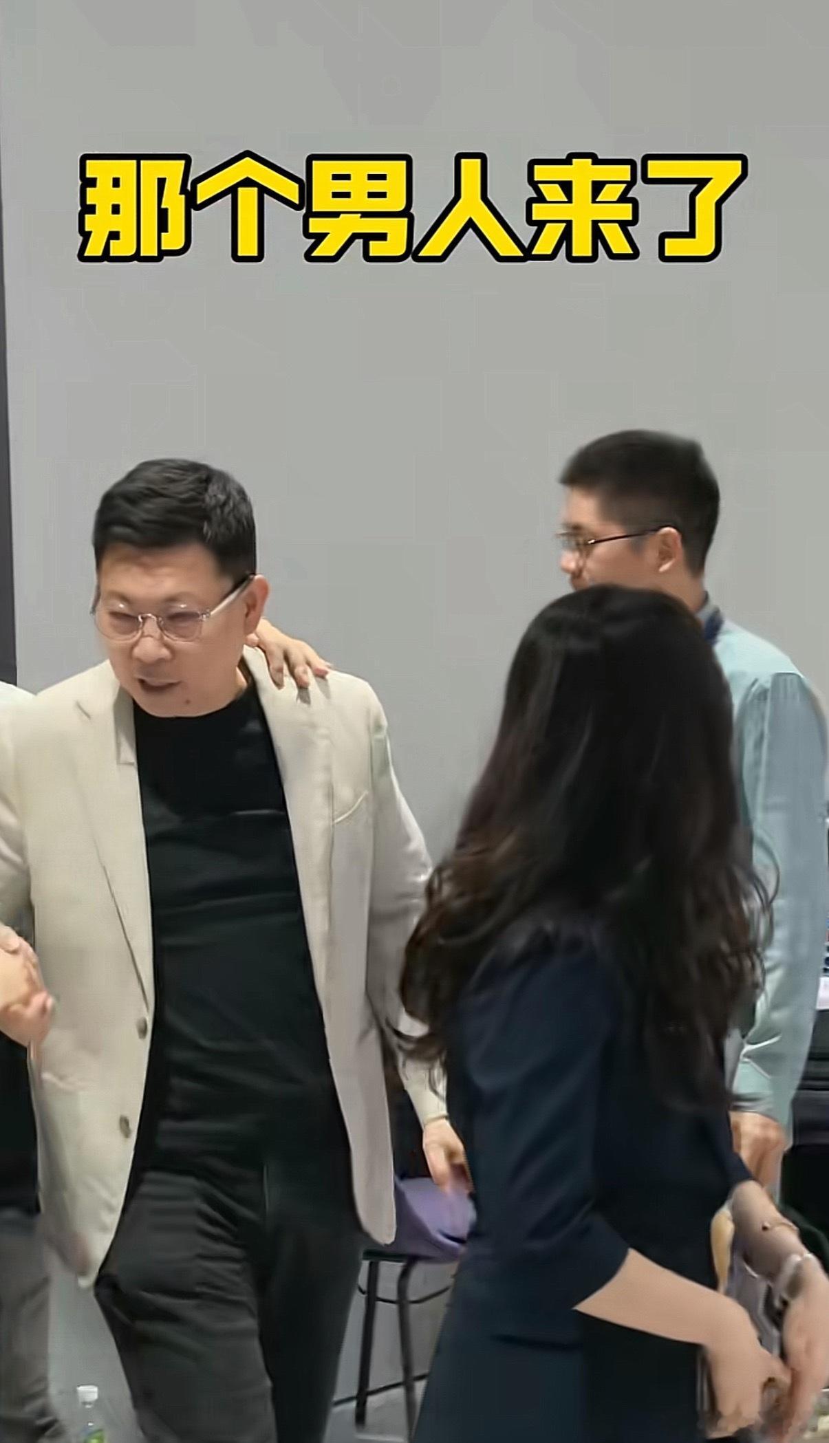 余承东排面拉满！在中国能让宁德时代曾毓群勾肩搭背的不多，余承东算一个。曾总一见到