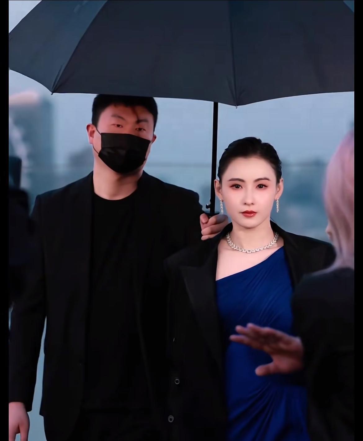 事实证明只要张柏芝想就没有王菲什么事儿！张柏芝才是当之无愧的话题女王！王菲