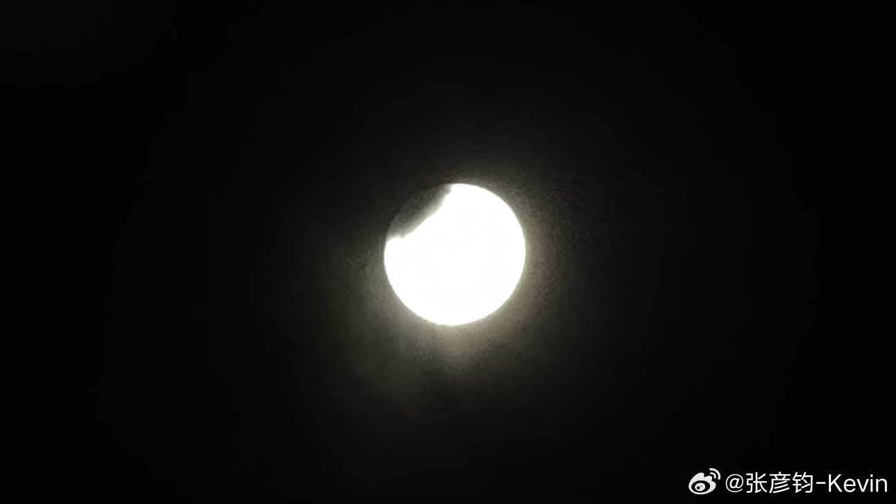 熬夜看了个月食，还挺有意思！昨晚北京特别晴朗，空气也干净，所以阳光经过大气层折射