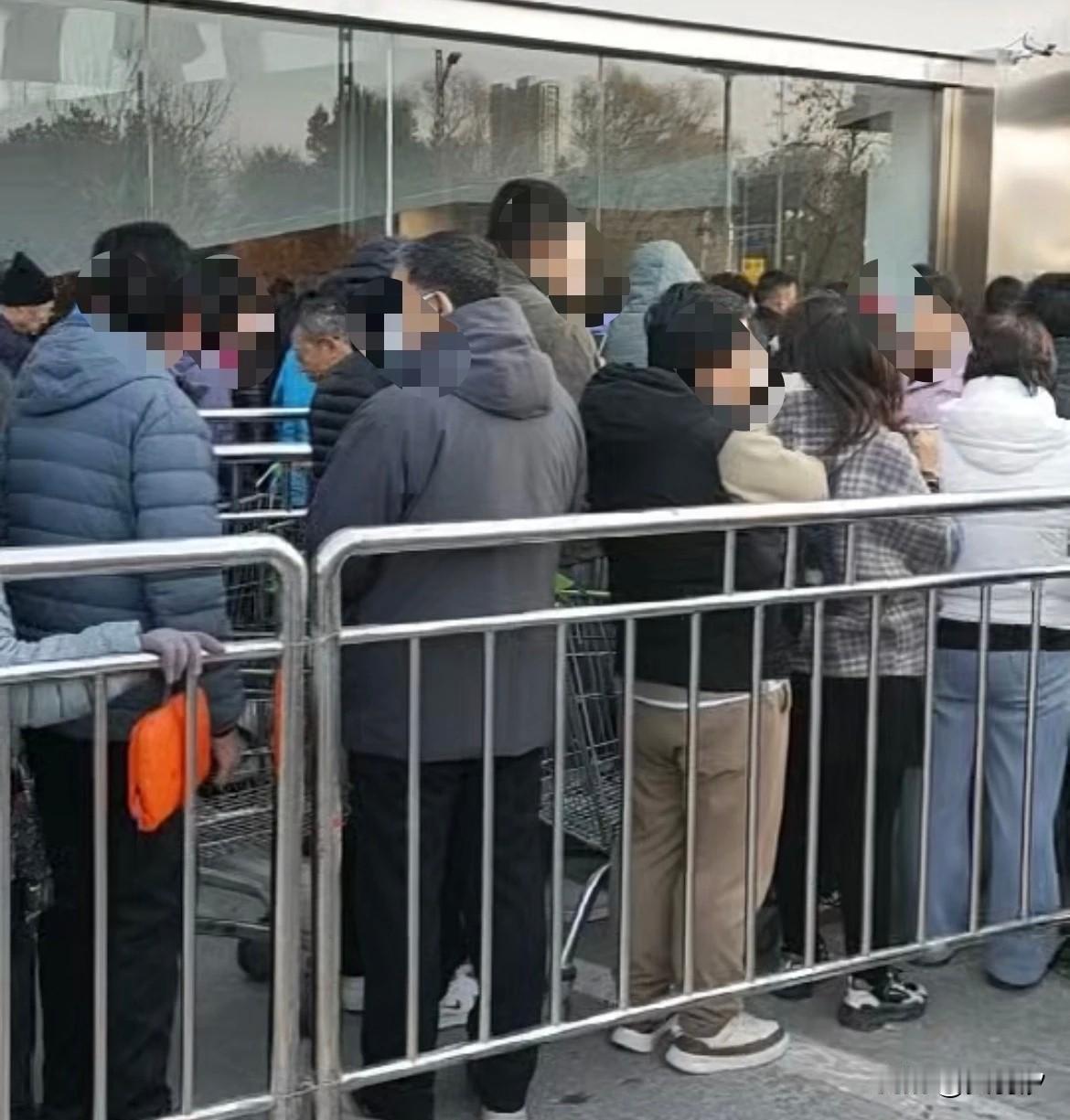 太原美特好变身开心大集，哄抢热潮背后却藏着消费焦虑。老牌商超转型成开心大集后，最