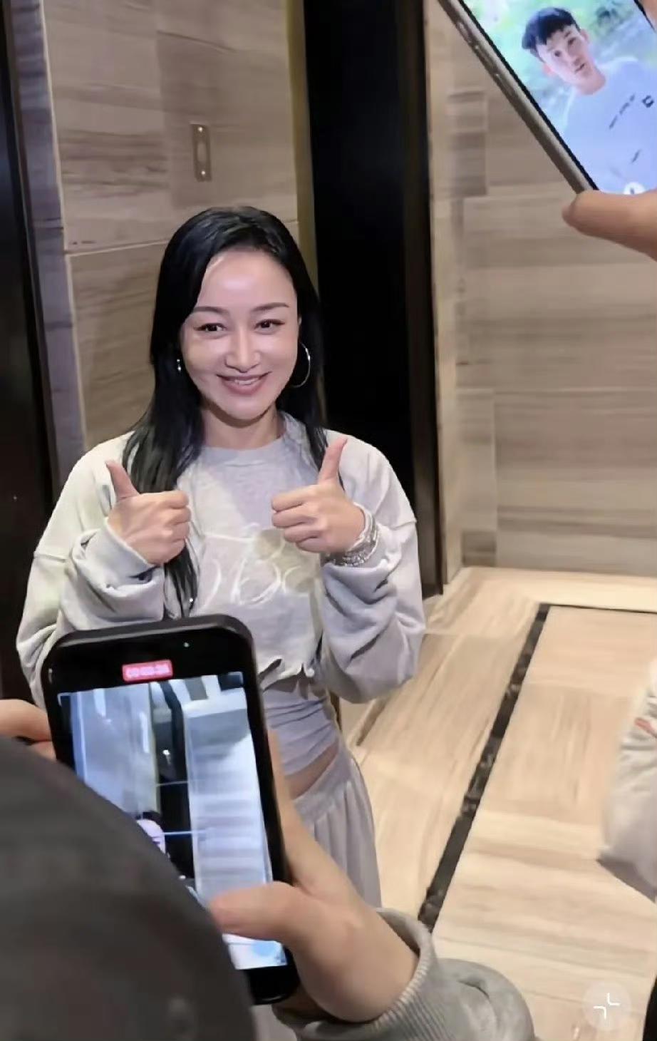 同是76年生，浪姐舞台上的她们，活出了两种不同的48岁一起登上浪姐舞台的李