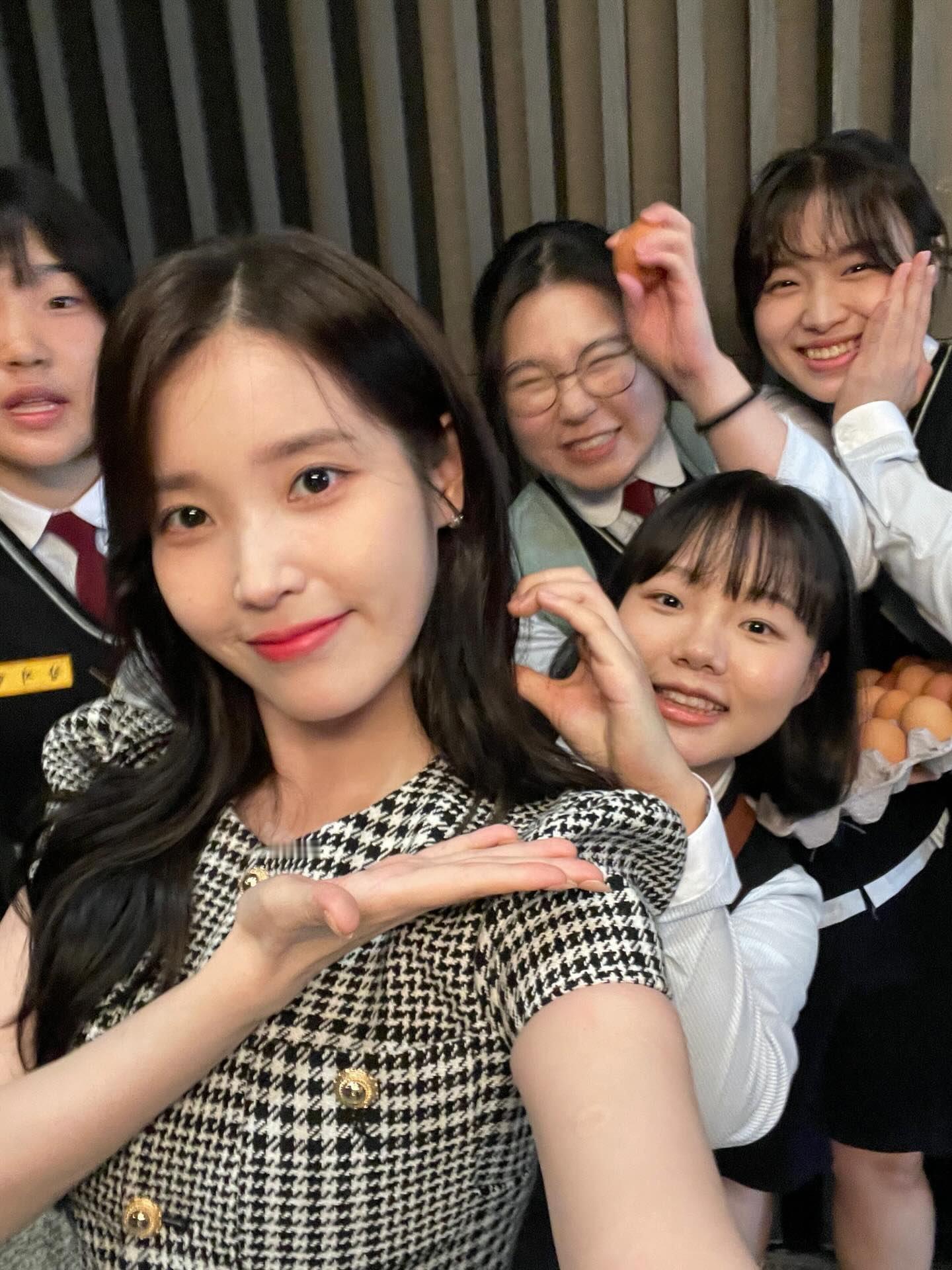 IU260418IU相关合照