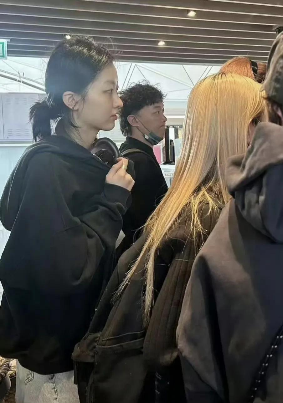 陈奕迅的女儿都20岁了，长得亭亭玉立，侧脸跟爸爸一模一样。最近陈奕迅带着妻子女