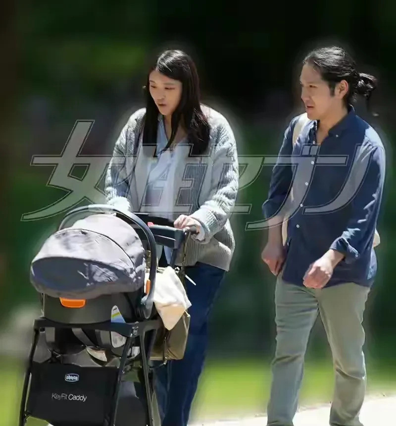 真子公主美国带娃真不容易天呐！真子公主竟然在美国街头推着