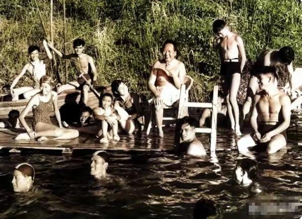 “开完了会，大家也放松一下吧！”那天，庐山会议结束后，毛主席带领身边工作人员也忙