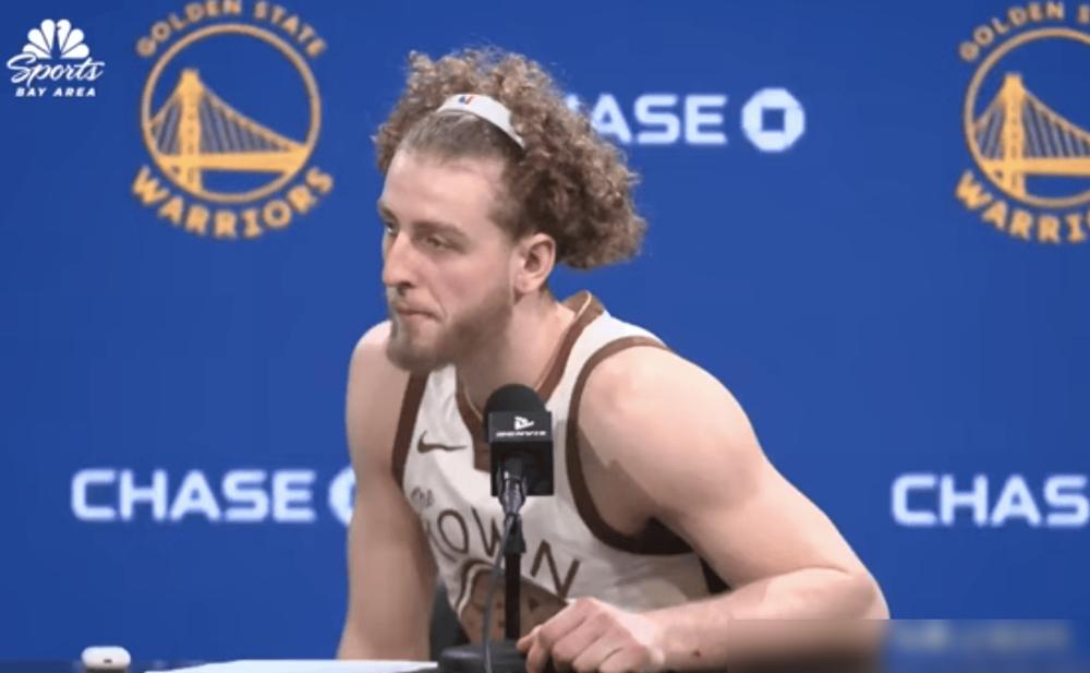 波杰姆斯基现在终于体会到了什么叫令人绝望的天赋壁垒。当他卯足了劲抱着球往人堆里撞