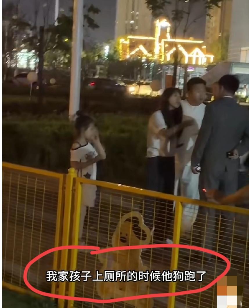小孩路边随地撒尿，不小心尿到路过的小狗身上。狗主人直言狗狗得洗澡清理，孩子家长主