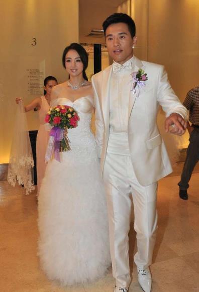 原来高云翔之前还有婚姻网友扒料发现，高云翔在与董璇结婚前还有过一段婚姻，其首任