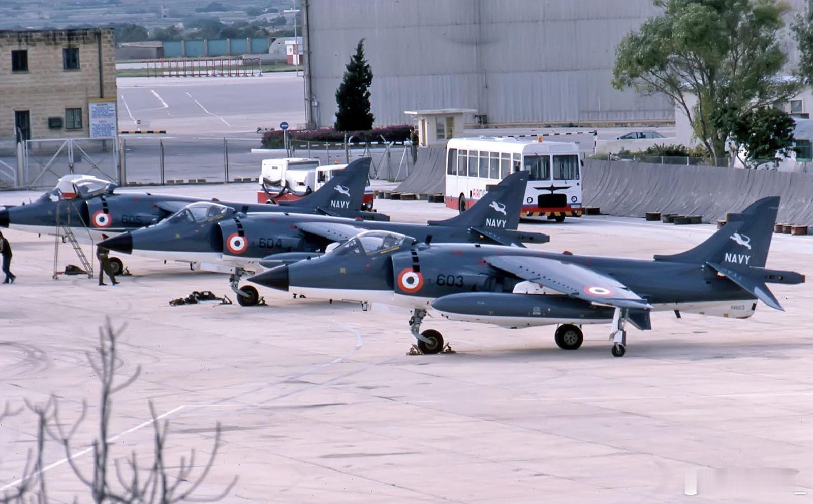 老照片：1983年12月，印度向英国订购的首批3架海鹞垂直起降战斗机，在飞回印度