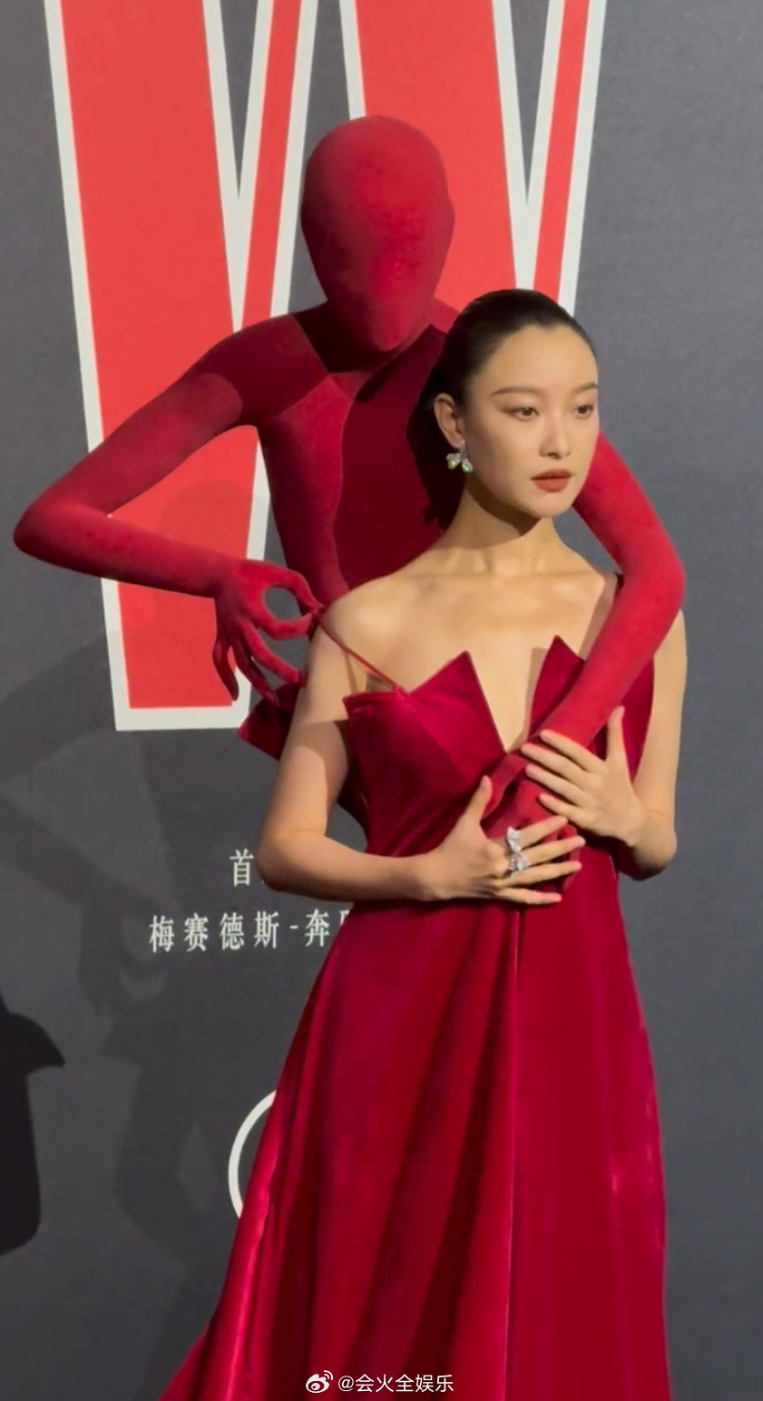 倪妮红毯背了个人倪妮红毯背了个人​​​