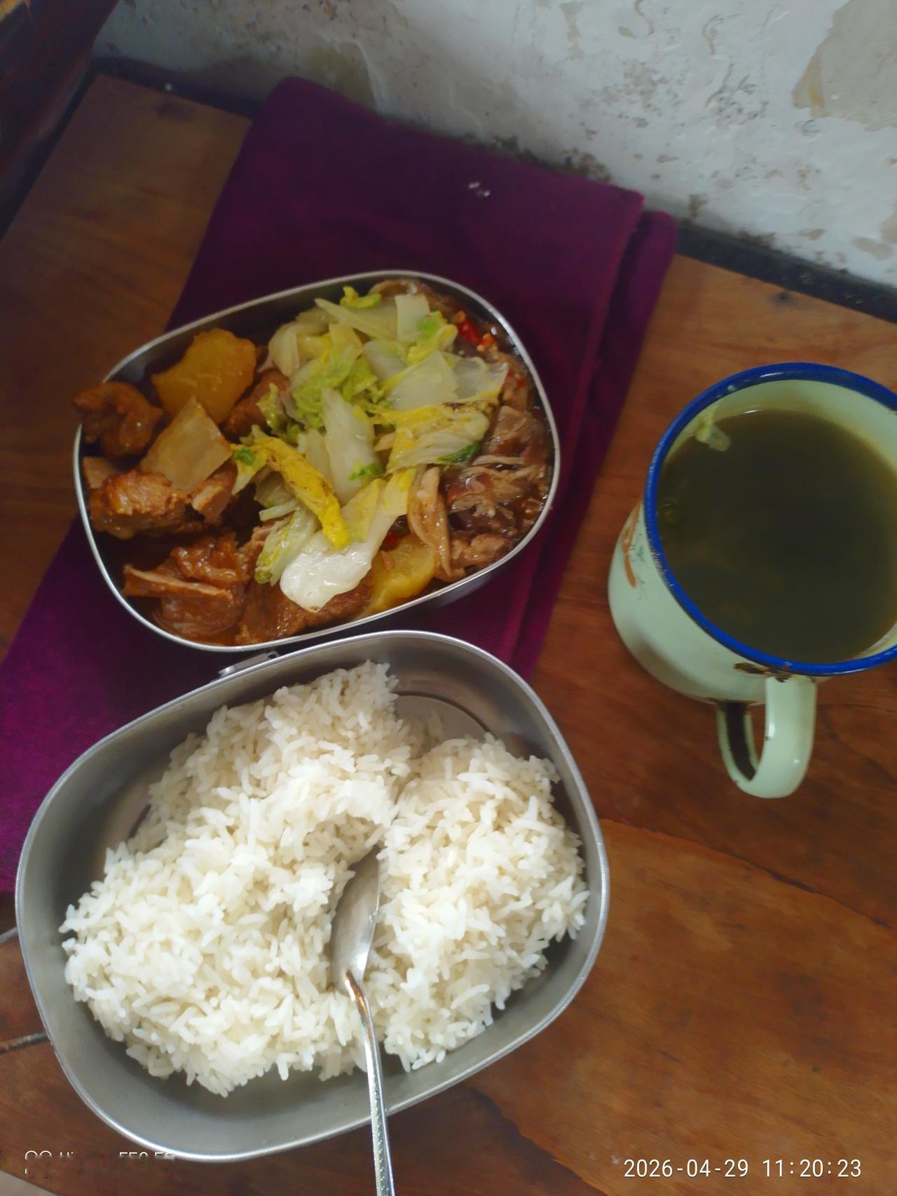 在泡沫厂上班第三天了，厂里11点10多分钟就吃饭了，今天中午也是三菜一汤吧，饭菜