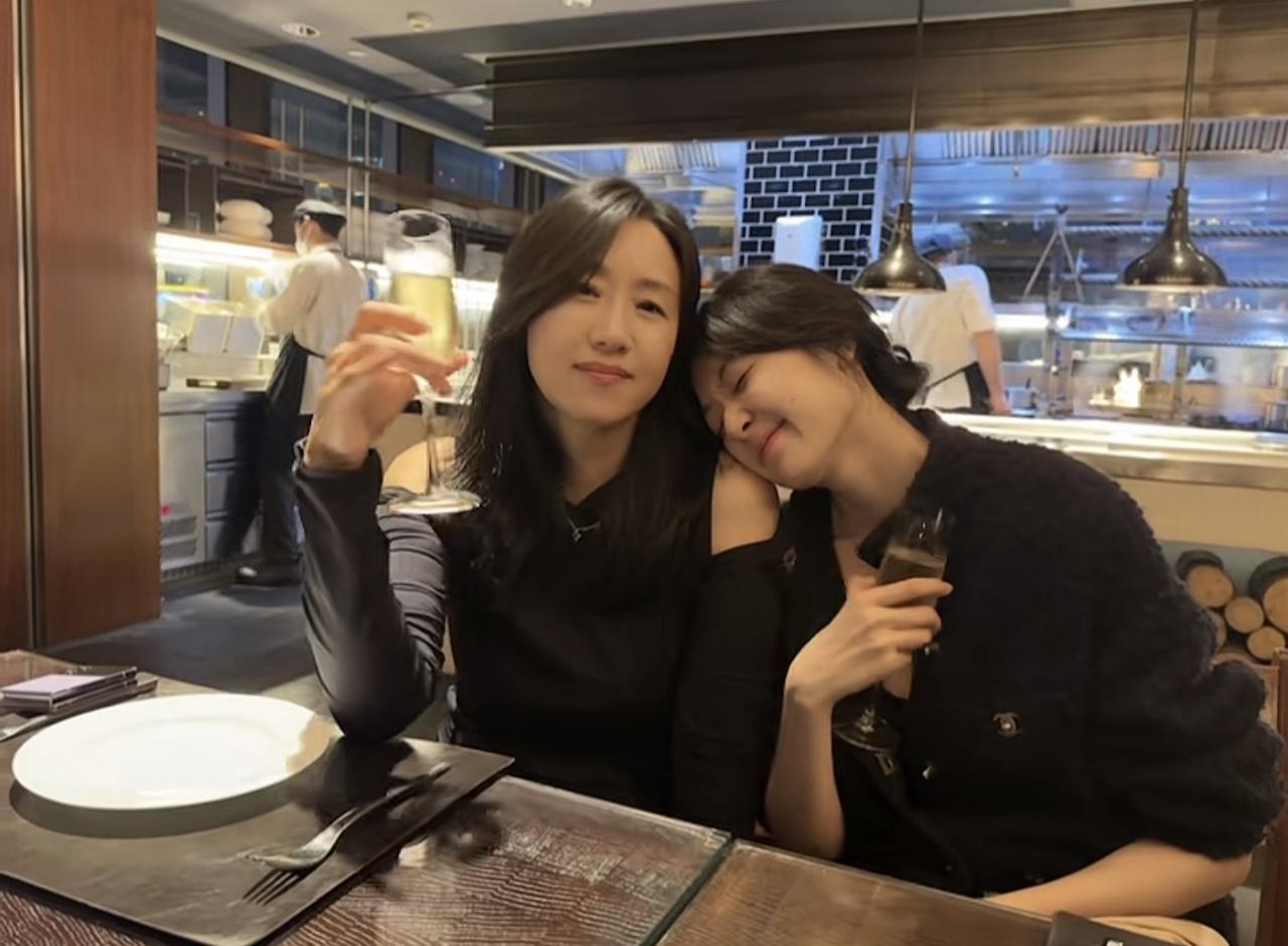 孙千在妈妈李奕霖面前撒娇的样子，她的妈妈好优雅啊。这是2023年，孙千晒和妈