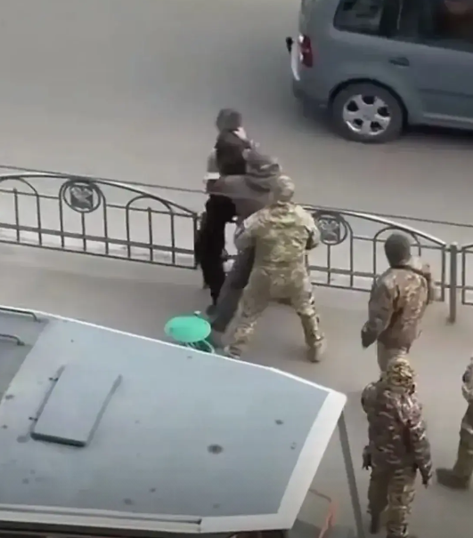 乌克兰目前的状况是既缺武器装备和钱，更缺上战场的士兵！三年多打下来，将士伤亡惨重